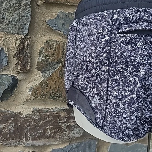 Lululemon  Rare Hotty Hot II 2.5” Size 6 - Picture 6 of 8